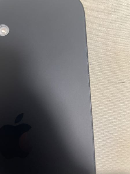 iPhone16の背面の隙間にゴミのようなものが入ってました。これ汚れって