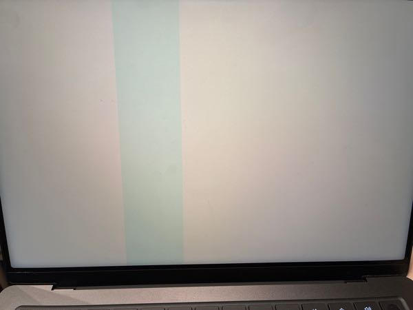 買って半年も経っていないmacの画面がこのようになってるんですが対処 