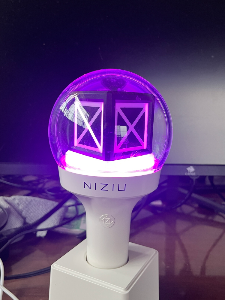 NiziUのペンライトをメルカリで買ったんですが内容がLIVEでの使用した