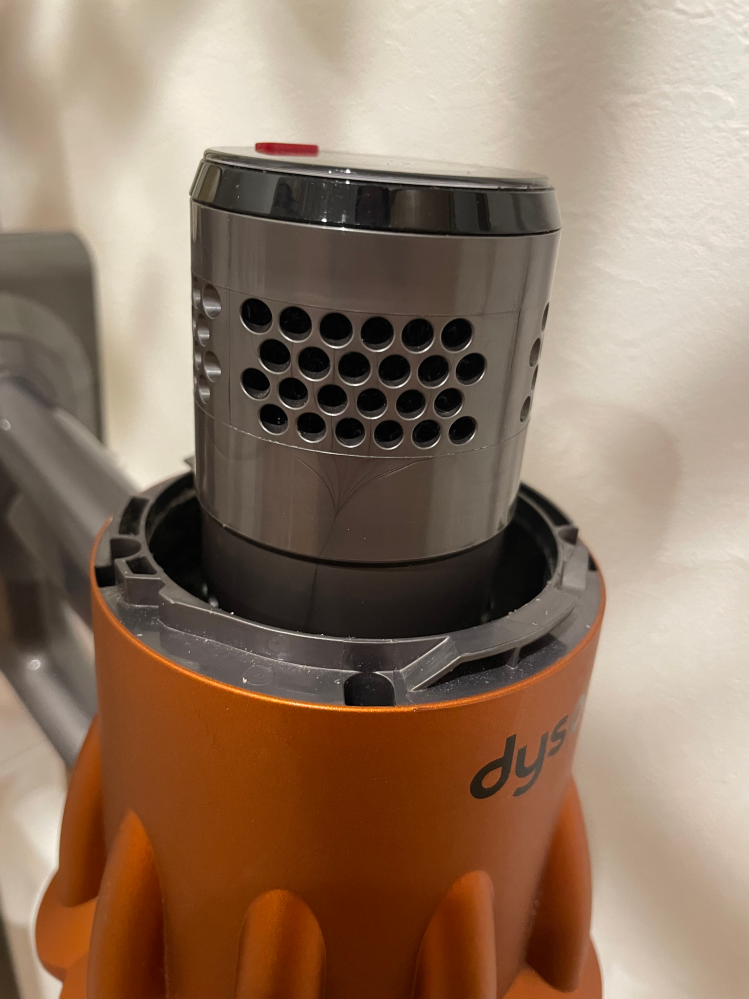 ダイソンの掃除機を使っているのですがこの空気が出てくる部分が臭い 