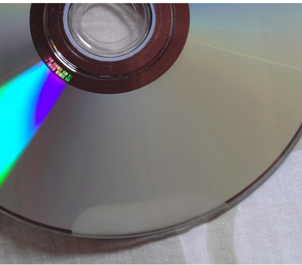 DVD変色について。(画像;円盤の下部分)これは何が原因かわかる方いま