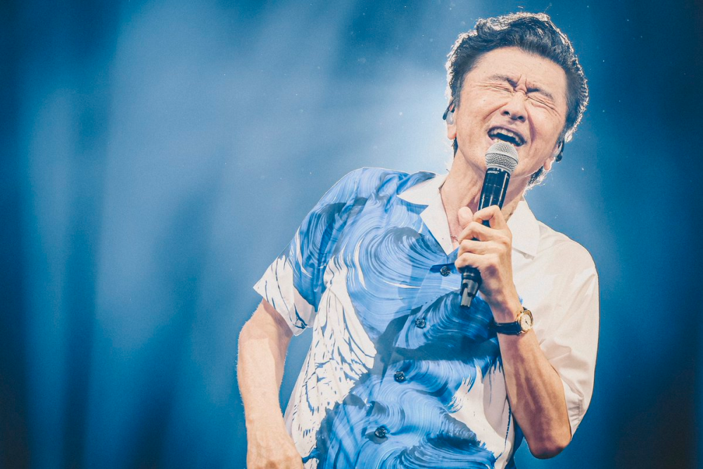 新品　桑田佳祐着用モデル　半袖シャツ 桑田佳祐さんが最新のライブで着用している半袖の開襟シャツがどこの