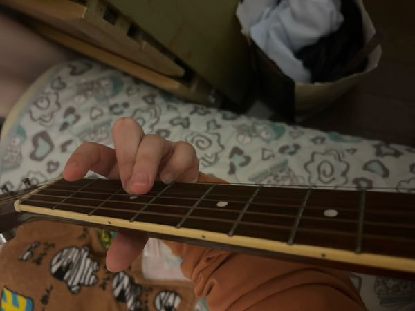 ギターでGコードを押さえるとき薬指が全く届きません泣どうしたらい 