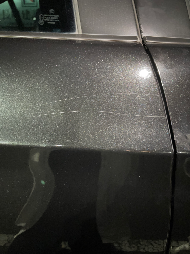 車の傷について質問です。気づかない間にこのような傷がついていました