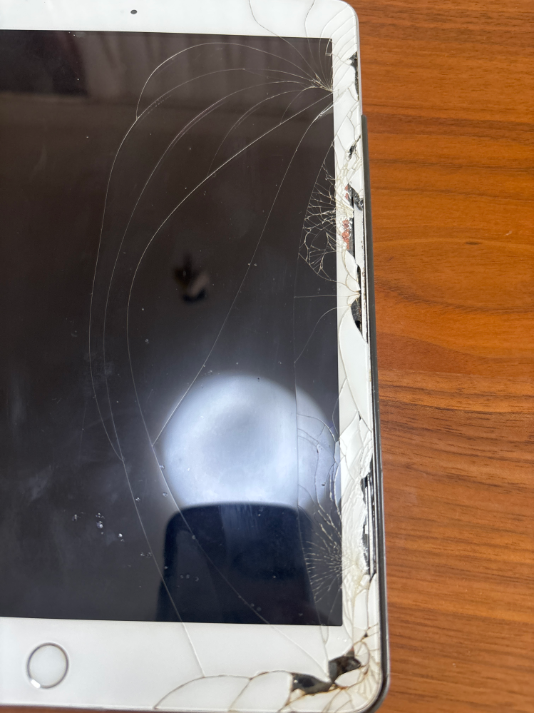 iPadの画面の縁が割れてしまいました。内部も少し見えているので