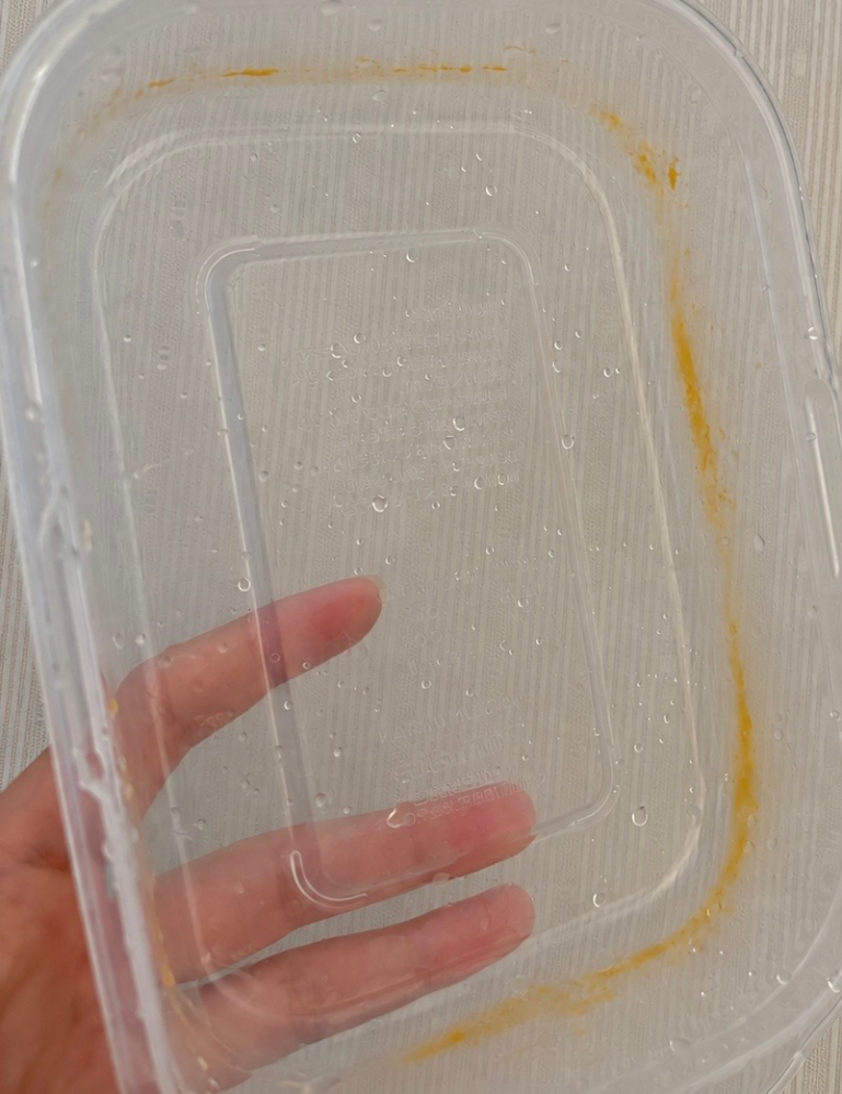 タッパーの内側にざらつきができました汚れだと思い、ハイターなどに