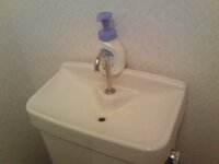 トイレのタンクにハンドソープがのせられ棚か タンクの蓋に引っ掛けるようなl形の置 教えて 住まいの先生 Yahoo 不動産