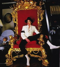 この写真のように マイケルジャクソンが玉座のような椅子に座り 白靴下の片足 Yahoo 知恵袋