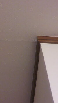 一昨年６月に木造の家を建てました 最近天井に多少のずれが生じ 壁紙がはがれたり 教えて 住まいの先生 Yahoo 不動産