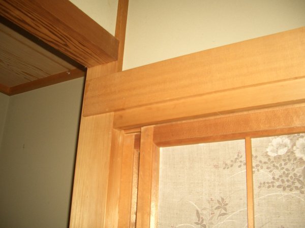 和室の建築構造に詳しい方に質問です。 - 鴨居の上に覆いかぶさる 