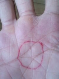 手相 神秘十字線が右手だけにある場合 どういうことが占えますか 残念 Yahoo 知恵袋