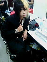 髪の毛がツートンカラーのキャラは誰ですか そりゃあどこぞの無免許 Yahoo 知恵袋