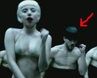 Ladygagaのalejandroに出ているこのダンサーさんの Yahoo 知恵袋