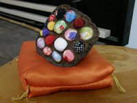 これは、どういうアートですか？ - 「蓮の花托の縮緬細工」です。蓮