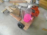 草刈り機を積んだ乗り物を作りました 見ての通り 混合ガソリンがピンク Yahoo 知恵袋