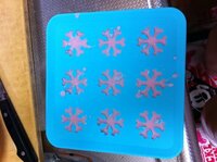 シリコン型からチョコレートを外す方法 写真の 雪の結晶型のシリコンケ Yahoo 知恵袋