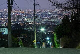 涼宮ハルヒで有名な北高の坂道 この夜景のアニメの絵の画像を探して Yahoo 知恵袋