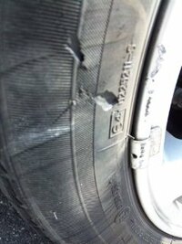 タイヤ側面の傷についてなんですが 縁石にこすってしまい傷というよりえぐれた Yahoo 知恵袋