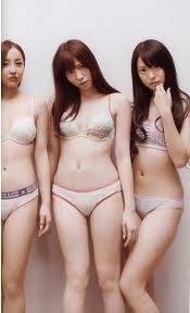 モリマン女性と男性　股間比較 AKB４８が水着を着ている画像があるんですけど、それの股間のとこがもっこり... - Yahoo!知恵袋