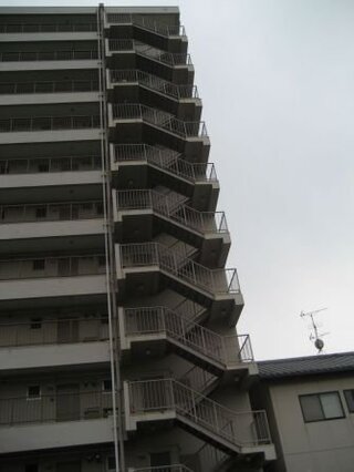 マンションの非常階段で花火遊びをするのは普通 なのでしょうか 昨夜見 Yahoo 知恵袋