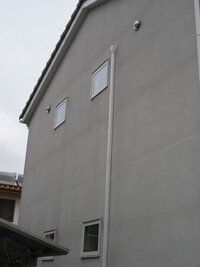 新築から半年足らずで外壁に格子状の汚れが現れました これは何が原因でしょうか 教えて 住まいの先生 Yahoo 不動産