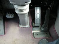 大型車のアクセルブレーキを踏み変えるとき 足をカカトごと浮かせますか 普通 Yahoo 知恵袋