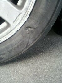 スタンドでタイヤのワイヤーが切れてると言われました タイヤが少し膨らん Yahoo 知恵袋