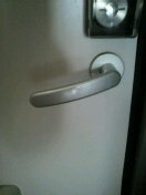 ドアノブの故障 居間のドアノブは レバーを下にすると開け Yahoo 知恵袋