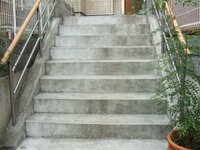 写真のようば外階段の手すりを ブロック塀に取り付けたいと思いますが強度的に可能で 教えて 住まいの先生 Yahoo 不動産