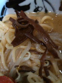 ラーメンの上に乗っている この茶色のコリコリ食感の食べ物は何です Yahoo 知恵袋