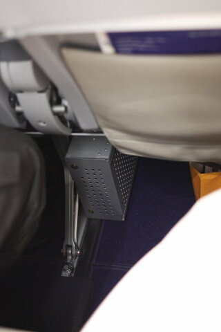 スカイマークの機内で 窓側座席下に設置されている電源コンセントを Yahoo 知恵袋