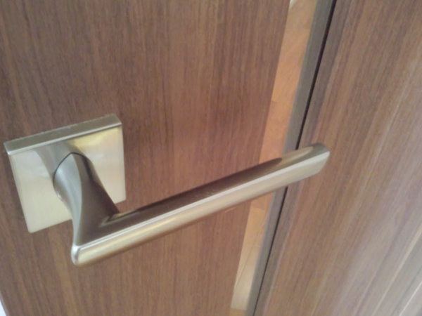 ドアノブのカバー子供のぶつかり防止写真のようなドアノブで子供の目の 