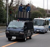 右翼の街宣車が同じ場所をぐるぐる回って 大音量を流しているときに警察に通 Yahoo 知恵袋