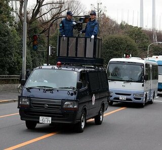 たまに街宣走行中の右翼団体の街宣車の後方を公安警察がピタリとマークしている Yahoo 知恵袋