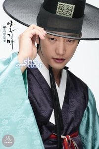 韓国の時代劇で男の人がよくきているこの服の名前ってなんて言うのですか 教え Yahoo 知恵袋