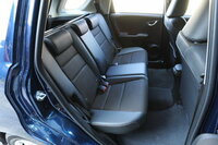 フィットシャトルハイブリッドは後部座席リクライニングしませんが 実際不便しま Yahoo 知恵袋