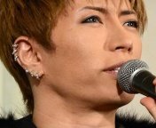 軟骨にピアスを開けたことがある方に質問です 画像のgacktさんと同じよう Yahoo 知恵袋