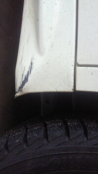 やっちまいました 縁石に乗り上げちゃいました 汗 見てみたら車の底 Yahoo 知恵袋