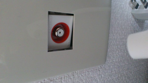 室内にあるテレビのアンテナケーブルを挿す場所が壊れてしまいました