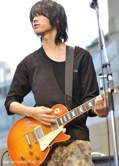 増川弘明って ストラップ短めですよね 藤くんは相変わらず長いです Yahoo 知恵袋