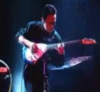 平沢進さんがライブでギターを台に固定して演奏してますが あのよう Yahoo 知恵袋