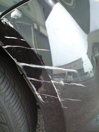 車を当てて気付かずに居たか当て逃げされたかどちらかでモヤモヤしてい Yahoo 知恵袋