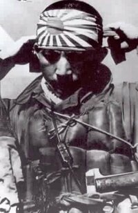 この旭日の鉢巻を付けている日本人？の戦中？の写真の詳細を教えてください。 海外の戦争STGのジャケットになってたので気になりました。