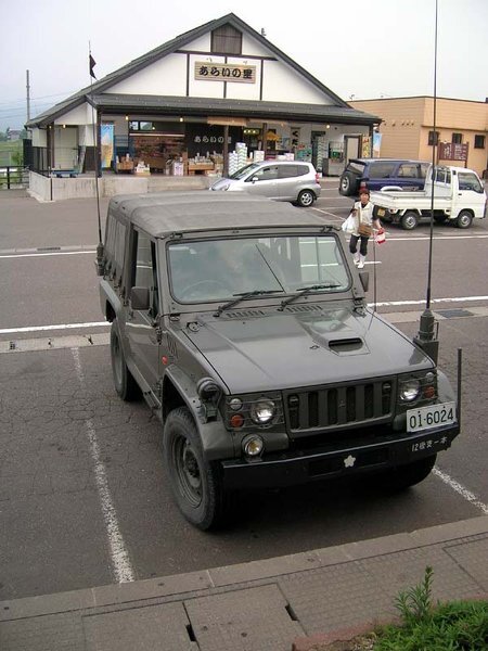 自衛隊車両に付いてるアンテナについて。 - 写真の車両、73式小型トラック... - Yahoo!知恵袋