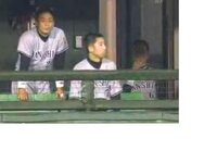 金本がベンチでタバコ吸ってますが他の選手はやっぱり怖いからここで吸うなとか Yahoo 知恵袋