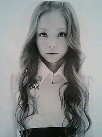 この画像の安室奈美恵 可愛い綺麗どっち カワイイ ですね 白黒画像 Yahoo 知恵袋