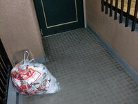 マンションで 玄関前つまり通路にゴミを放置するのどう思いますか Yahoo 知恵袋