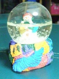 写真のようなガラスの中に水が入ってて少し振ったりすると雪が降って Yahoo 知恵袋