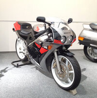 250cc単気筒で回転回る30馬力のエンジンと 250cc4気筒で Yahoo 知恵袋