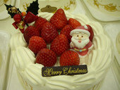 クリスマスケーキを食べるときに上にのってるサンタの飾りやチョコレートは誰が Yahoo 知恵袋